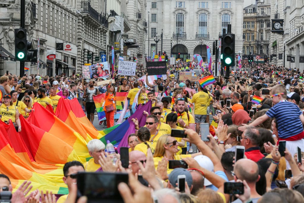 Immense foule de participants aux couleurs de l'arc-en-ciel pendant le défilé.  Le plus grand défilé jamais organisé, Pride In London, dans le centre de Londres.