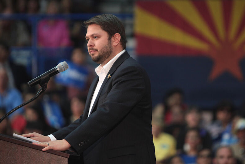 Le membre du Congrès américain Ruben Gallego parle avec des partisans de l'ancienne secrétaire d'État Hillary Clinton lors d'un rassemblement électoral à l'école secondaire Carl Hayden à Phoenix, Arizona, le 21 mars 2016.