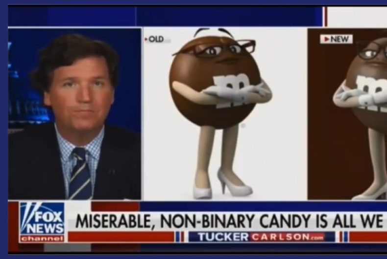 Tucker Carlson dénigrant les M&Ms comme "Misérable, non binaire" tandis que le Brown M&M est affiché à l'écran.