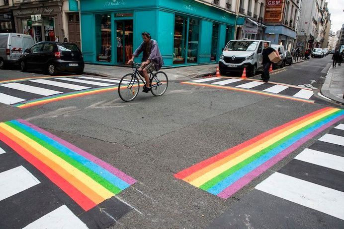 Ce que signifient les couleurs du drapeau LGBTTTQIA+ de 2022