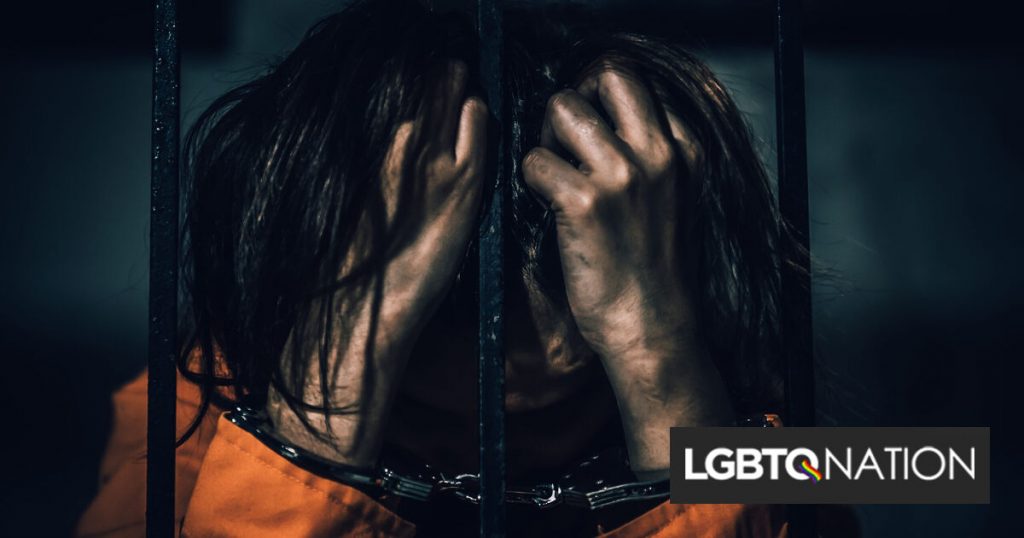 Le sénateur du GOP Tom Cotton veut forcer les femmes trans à être enfermées avec des hommes violents dans les prisons / Nation LGBTQ