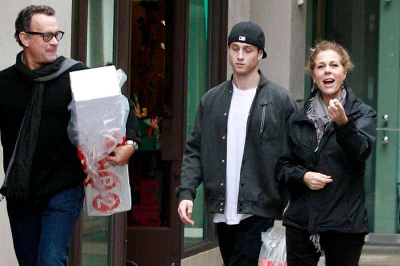 Le fils de Tom Hanks, Chet, s'est moqué impitoyablement de s'être plaint de ne pas avoir de  496986 496986 origine 1 2