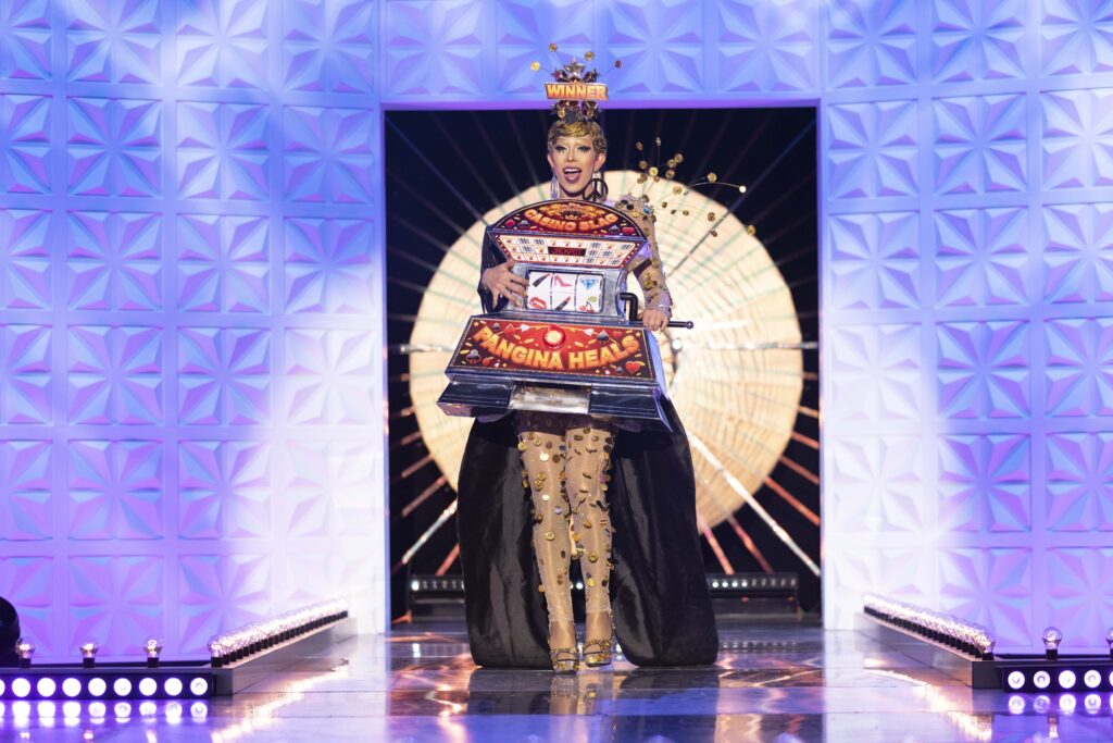 Pangina dans une robe qui ressemble à une machine à sous