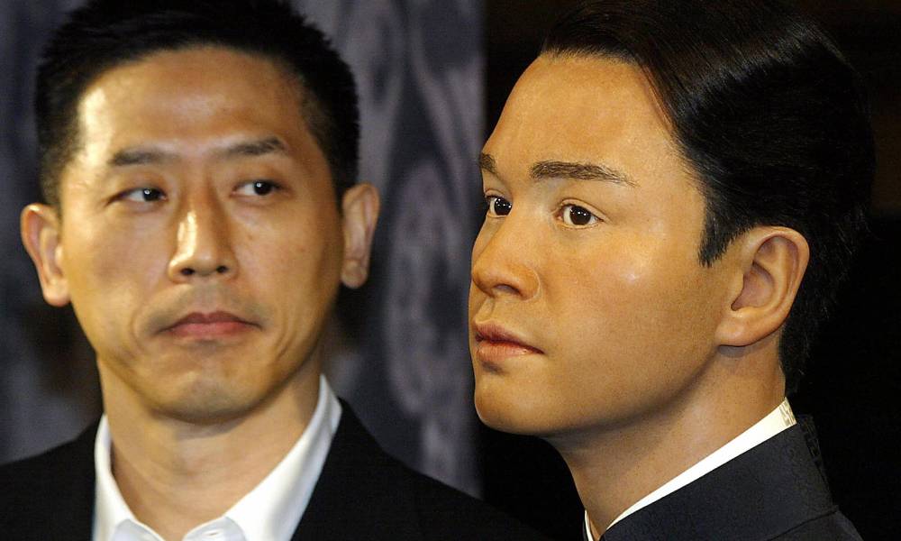 Daffy Tong, partenaire de Leslie Cheung, regarde une statue de cire du défunt chanteur et acteur