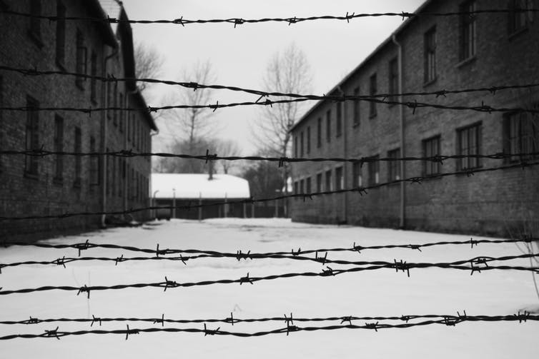 Une photo en noir et blanc d'un des chantiers du camp de concentration d'Auschwitz en Pologne.