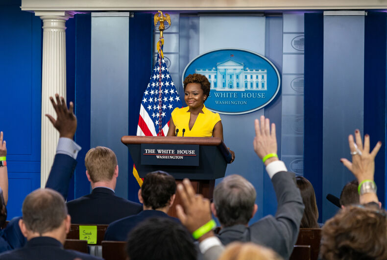 L'attachée de presse adjointe Karine Jean-Pierre tient un point de presse quotidien le mercredi 26 mai 2021 dans la salle des points de presse James S. Brady de la Maison Blanche.  (Photo officielle de la Maison Blanche par Katie Ricks)