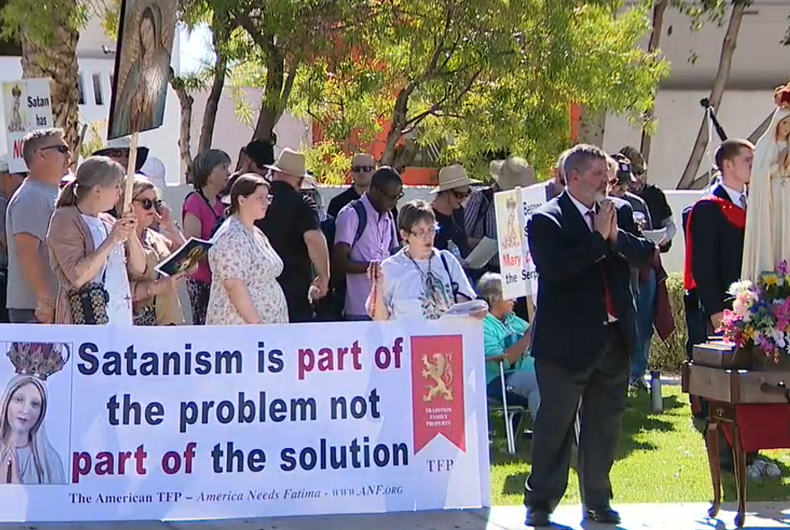 Des manifestants se sont réunis à Scottsdale pour dénoncer la convention du temple satanique