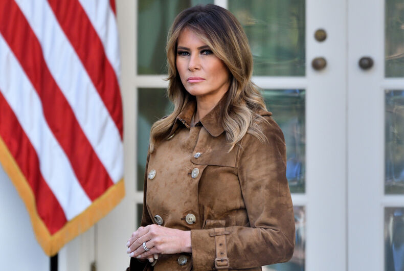26 NOVEMBRE 2019 : la Première Dame Melania Trump se tient dans la roseraie de la Maison Blanche alors que le président pardonne à une Turquie nommée "Le beurre".