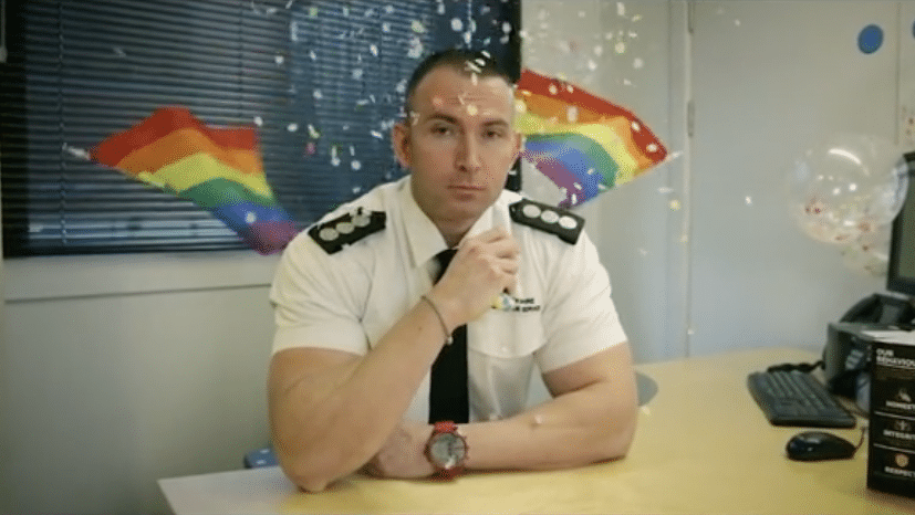 Le service d'incendie et de secours du South Yorkshire TikTok contre l'homophobie