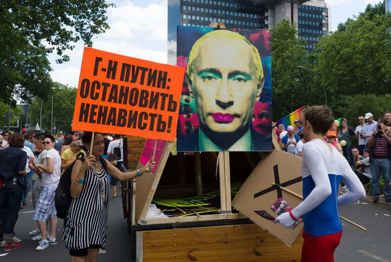 22 JUIN 2013 : Des manifestants à Berlin, en Allemagne, dénoncent une loi russe interdisant "propagande homosexuelle"