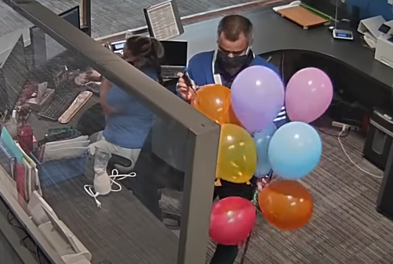 Un directeur en colère fait éclater des ballons envoyés pour soutenir les étudiants LGBTQ