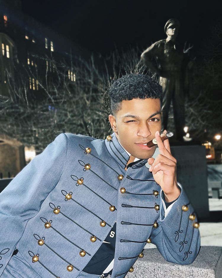 Brandon Rhode participant à une tradition de West Point.