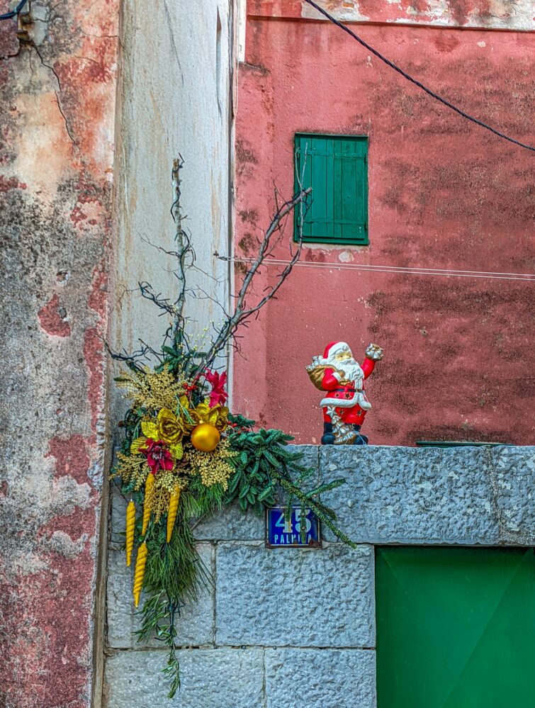 Le Père Noël s'est perché sur le mur longtemps après Noël.