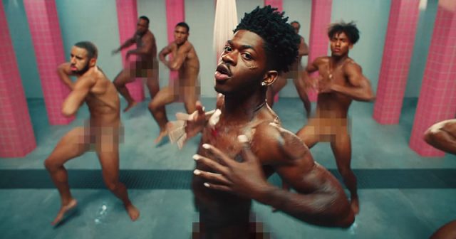 Lil Nas X Industry Baby danse en prison nue