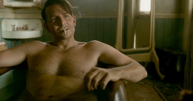 Bradley Cooper dans la baignoire torse nu de Nightmare Alley