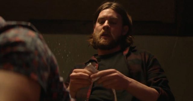 Jake Weary rôti à la broche dans 