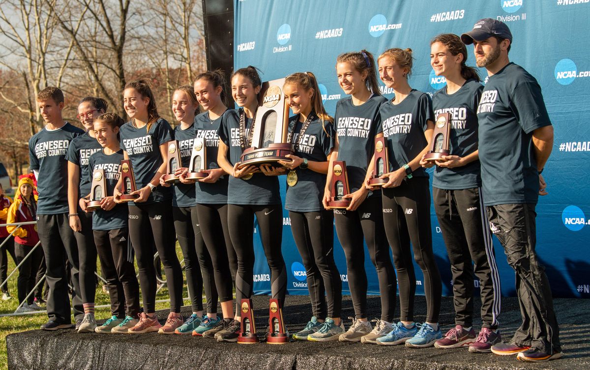 Rachel Hirschkind, troisième à partir de la droite, avec son équipe de cross-country de l'Université d'État de New York-Geneseo qui a terminé troisième aux championnats nationaux de l'an dernier.