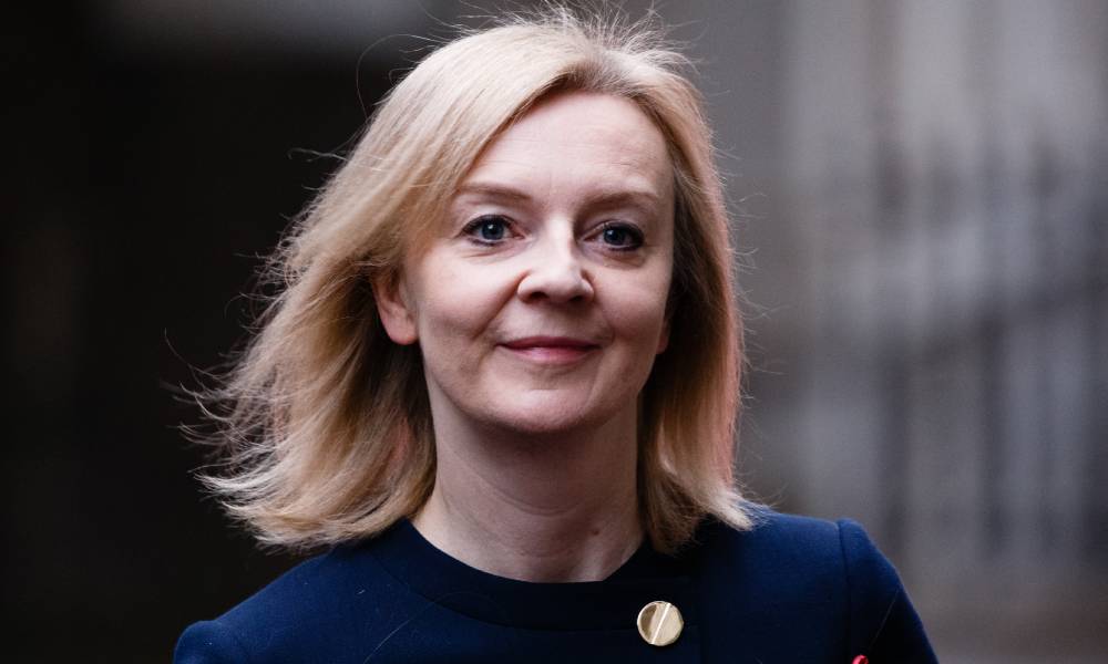 Liz Truss dit que la guerre en Ukraine devrait mettre fin aux « débats sur les pronoms »