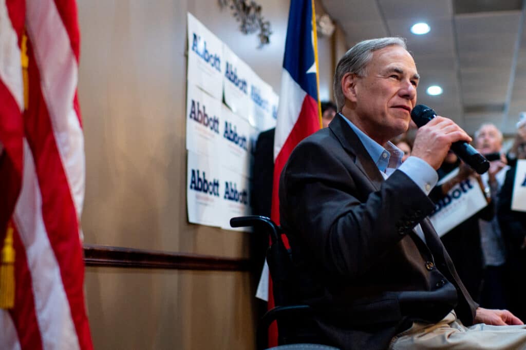 Le gouverneur du Texas Greg Abbott lors d'un rassemblement électoral