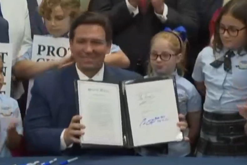 Le gouverneur Ron DeSantis signe le projet de loi Don't Say Gay
