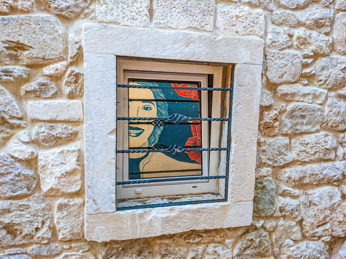 Une de mes découvertes préférées ! Le reflet dans une vitrine d'une peinture murale de l'autre côté de la rue.