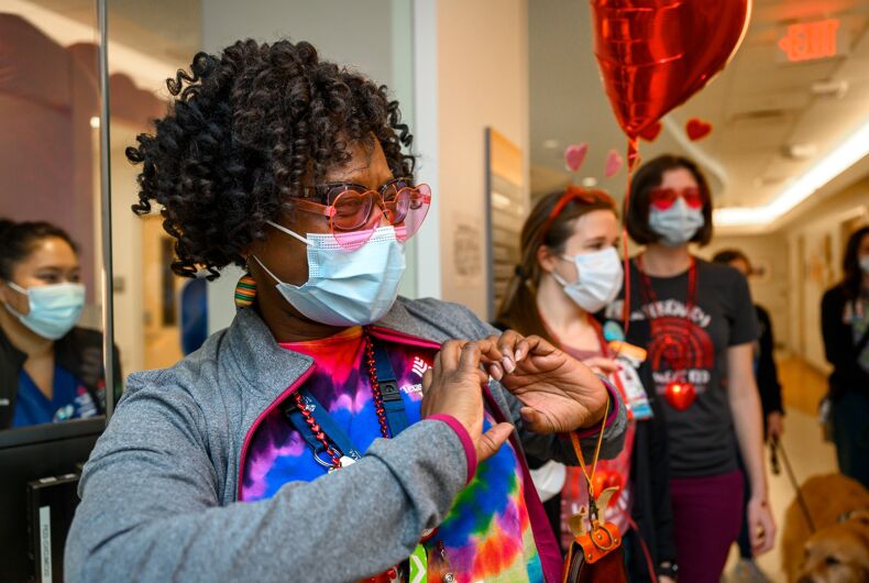 Le plus grand hôpital pour enfants du pays suspend les soins d'affirmation de genre après les menaces du gouverneur du Texas