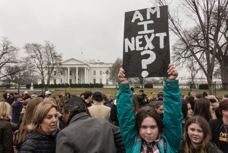 WASHINGTON, DC - 19 FÉVRIER 2018 : Des manifestants devant la Maison Blanche protestent contre l'inaction du gouvernement fédéral en matière de contrôle des armes à feu à la suite d'une fusillade mortelle dans un lycée du sud de la Floride.