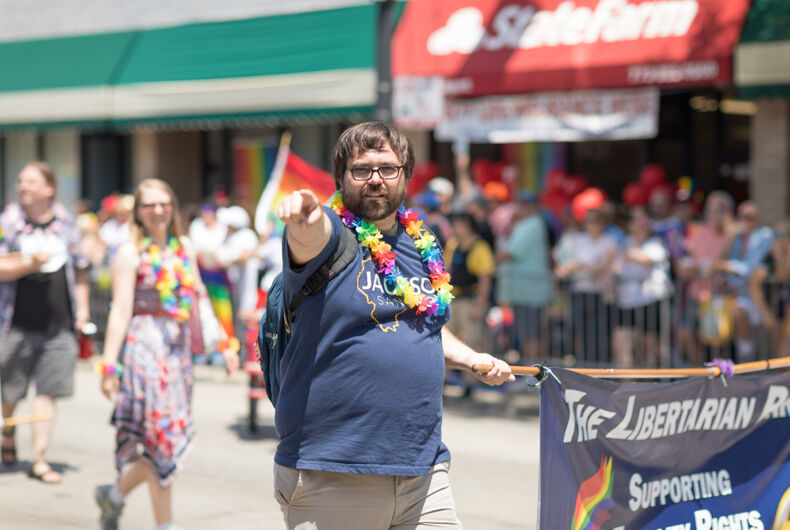 24 juin 2018 Un homme pointe vers camara tenant une banderole indiquant que le parti libertaire soutient les droits à l'égalité lors de la parade de la fierté LGBTQ à Chicago