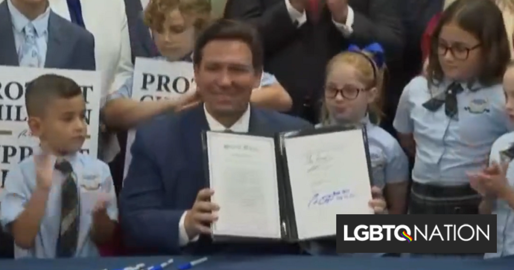 Le gouverneur de Floride signe le projet de loi « Ne dites pas gay » entouré d’enfants tenant des pancartes anti-LGBTQ / Nation LGBTQ