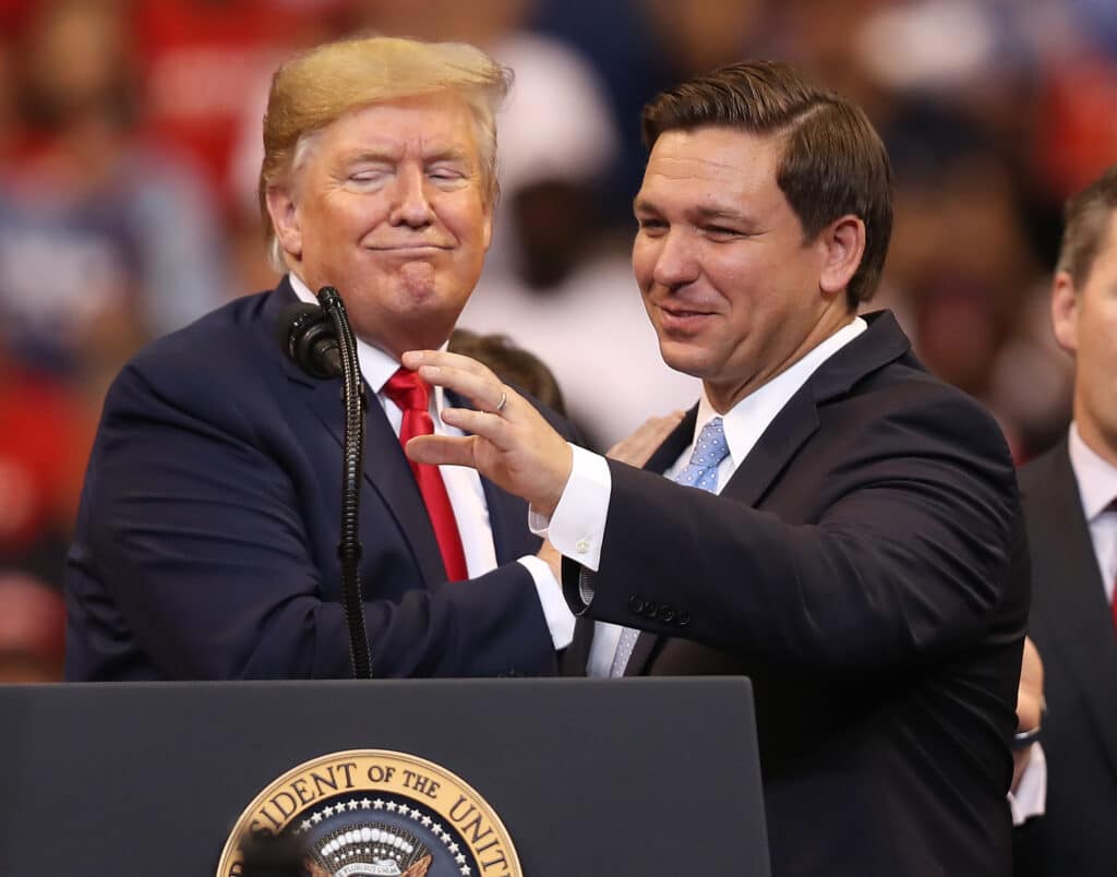 Donald Trump présente le gouverneur de Floride Ron DeSantis lors d'un rassemblement de campagne de retour à la maison