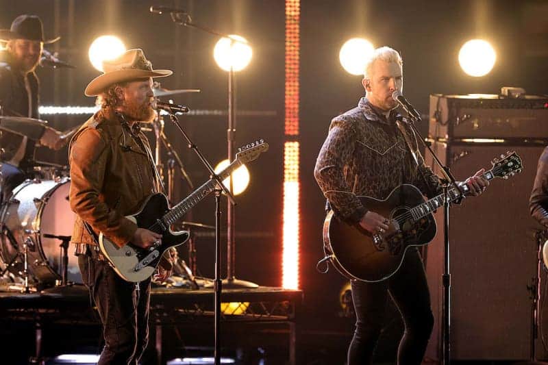 Brothers Osborne Grammy Night: Tears For 'Younger Me' Win; Spectacle de clôture en direct ; John est « ennuyeux » lors des fêtes ; Tj est 'Ici avec l'homme que j'aime et qui m'aime en retour' : Regardez 4 frères osborne soirée grammy
