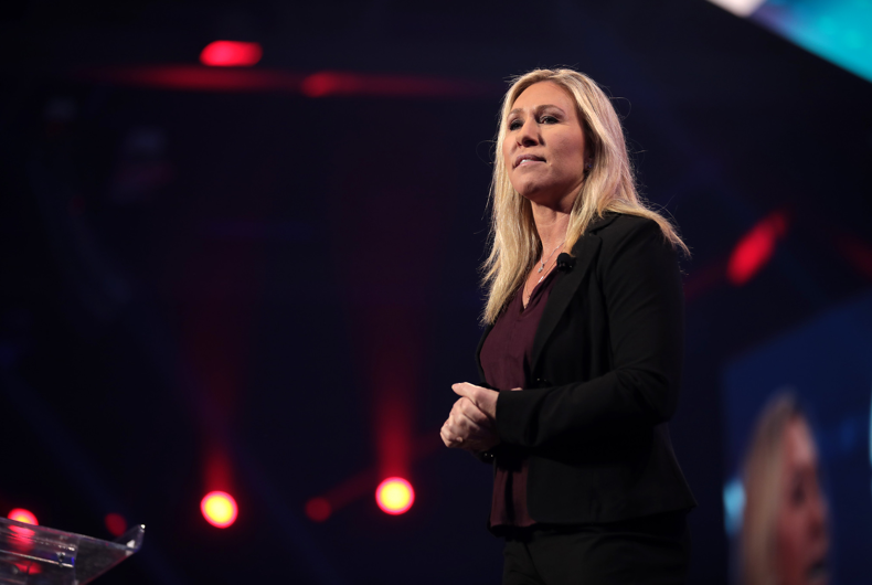 La membre du Congrès américain Marjorie Taylor Greene s'entretient avec les participants à l'AmericaFest 2021 au Phoenix Convention Center de Phoenix, en Arizona.