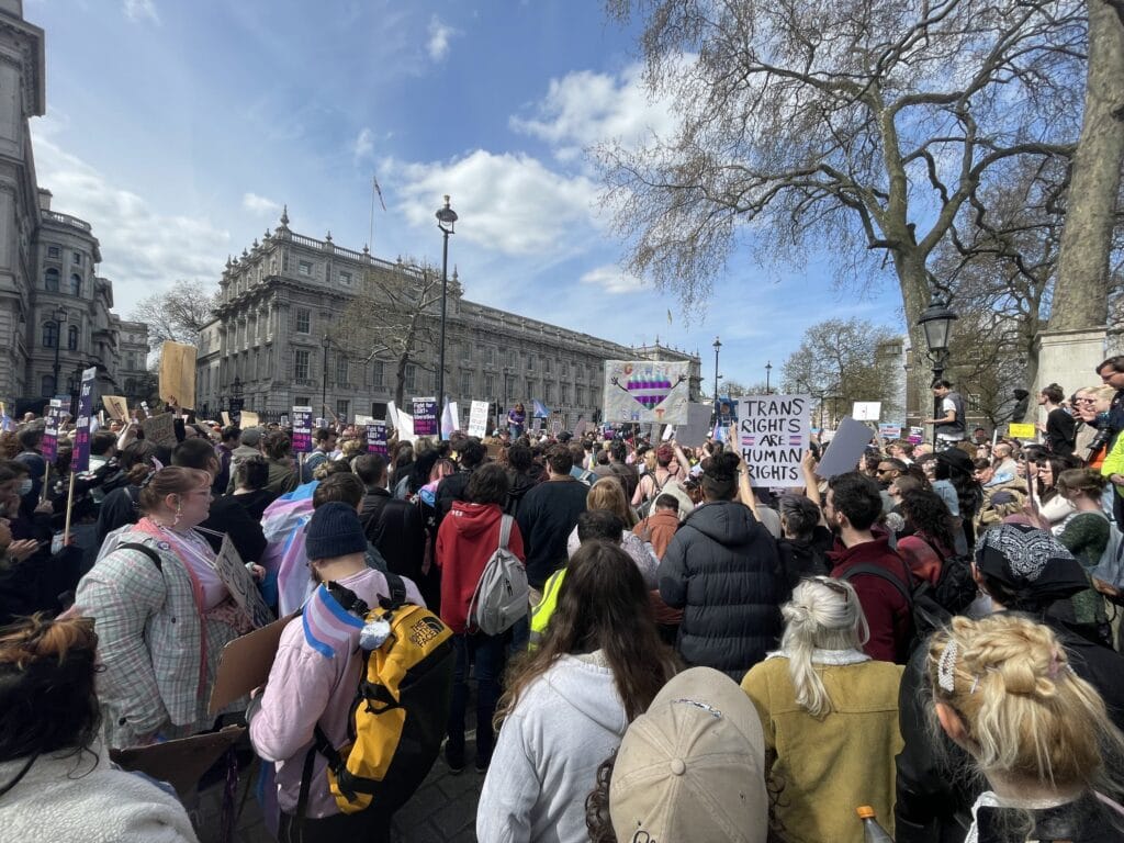 Poresters debout à l'extérieur de Whitehall