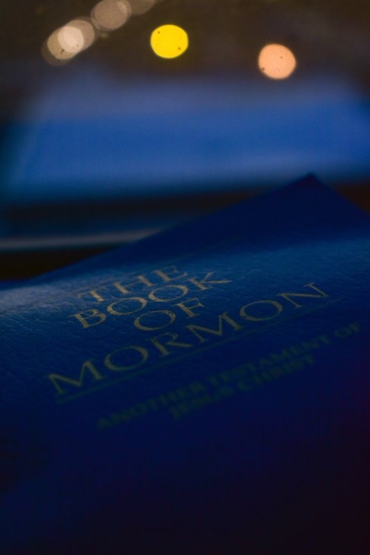 Ceci est une photo du Livre de Mormon.