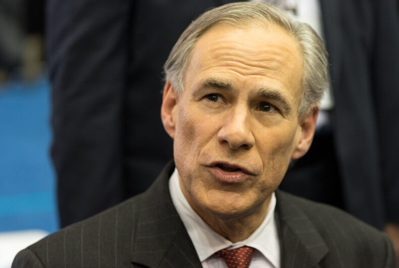 Le gouverneur du Texas, Greg Abbott, s'adresse aux médias avant le débat du Comité national républicain de 2016.