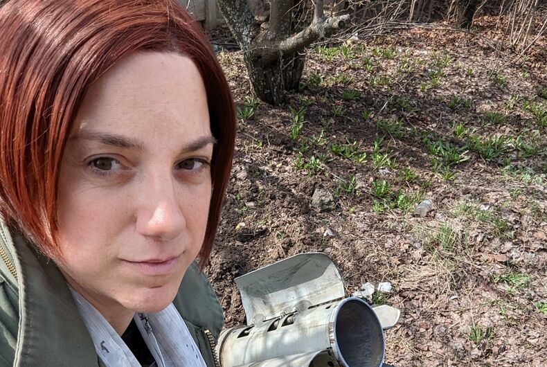 Sarah Ashton-Cirillo à côté d'une fusée russe Smerch à Kharkiv, Ukraine - avril 2022