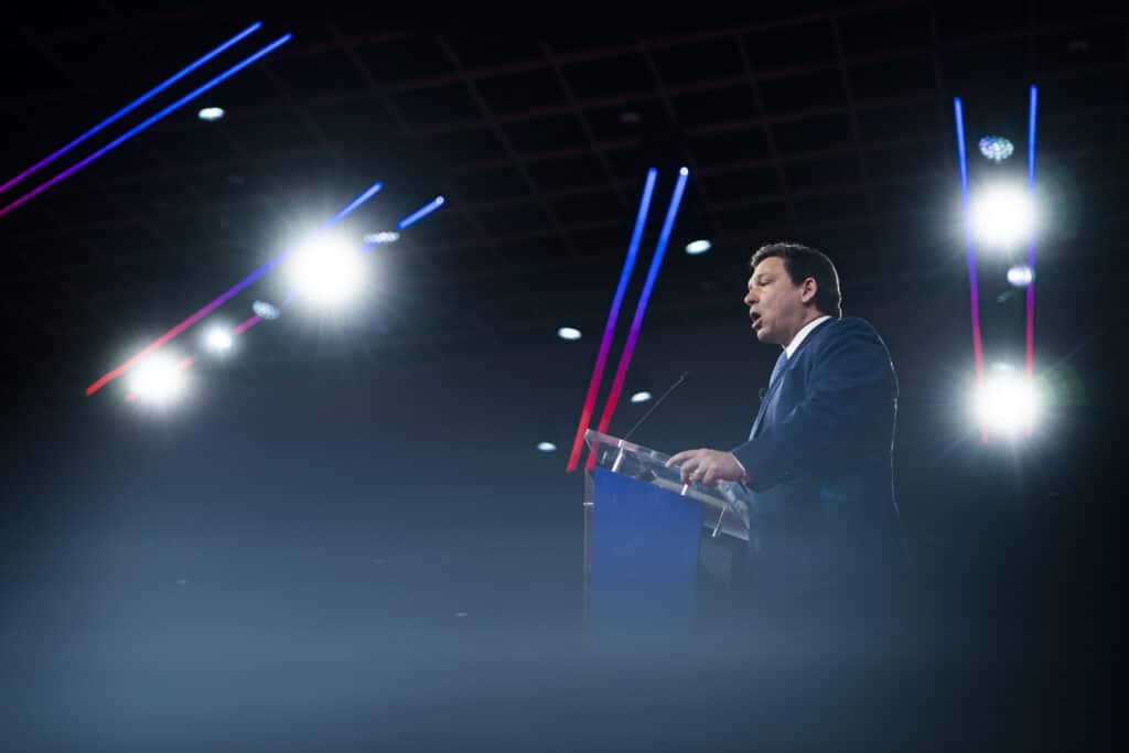 Ron DeSantis prend la parole lors de la première journée de la Conférence d'action politique conservatrice