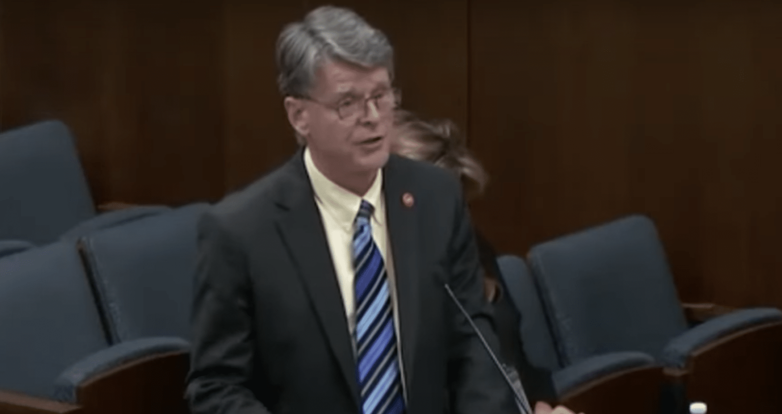 Le projet de loi anti-LGBT du républicain légaliserait le mariage des enfants au Tennessee