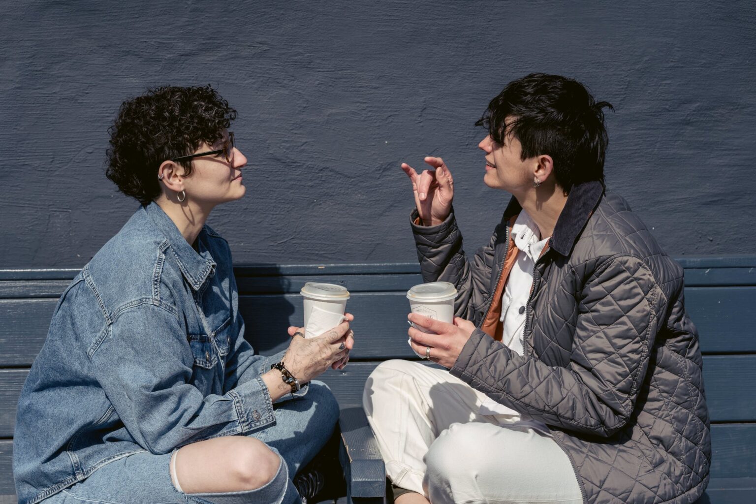 « Fierté » dans l’alcool : où sont les espaces réservés aux lesbiennes sobres ?