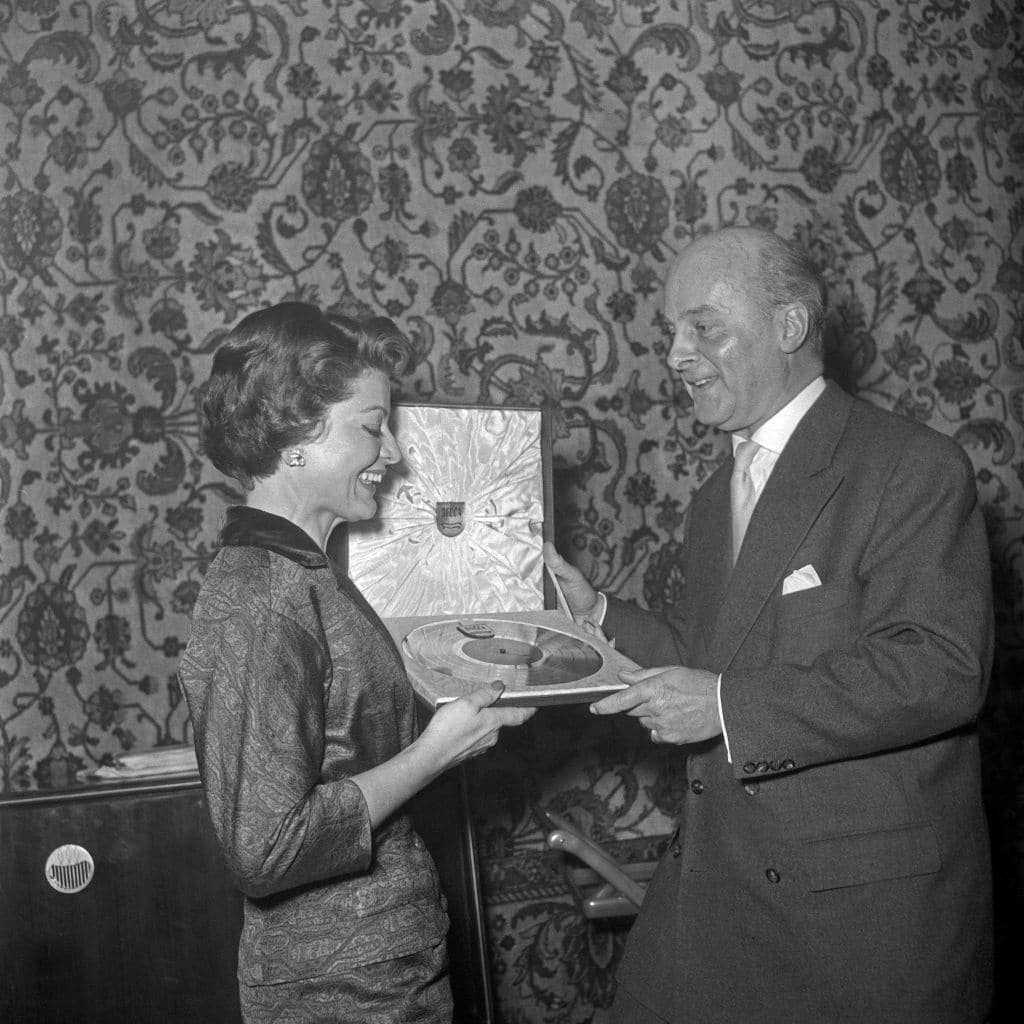 Lys Assia remporte le tout premier concours Eurovision de la chanson.