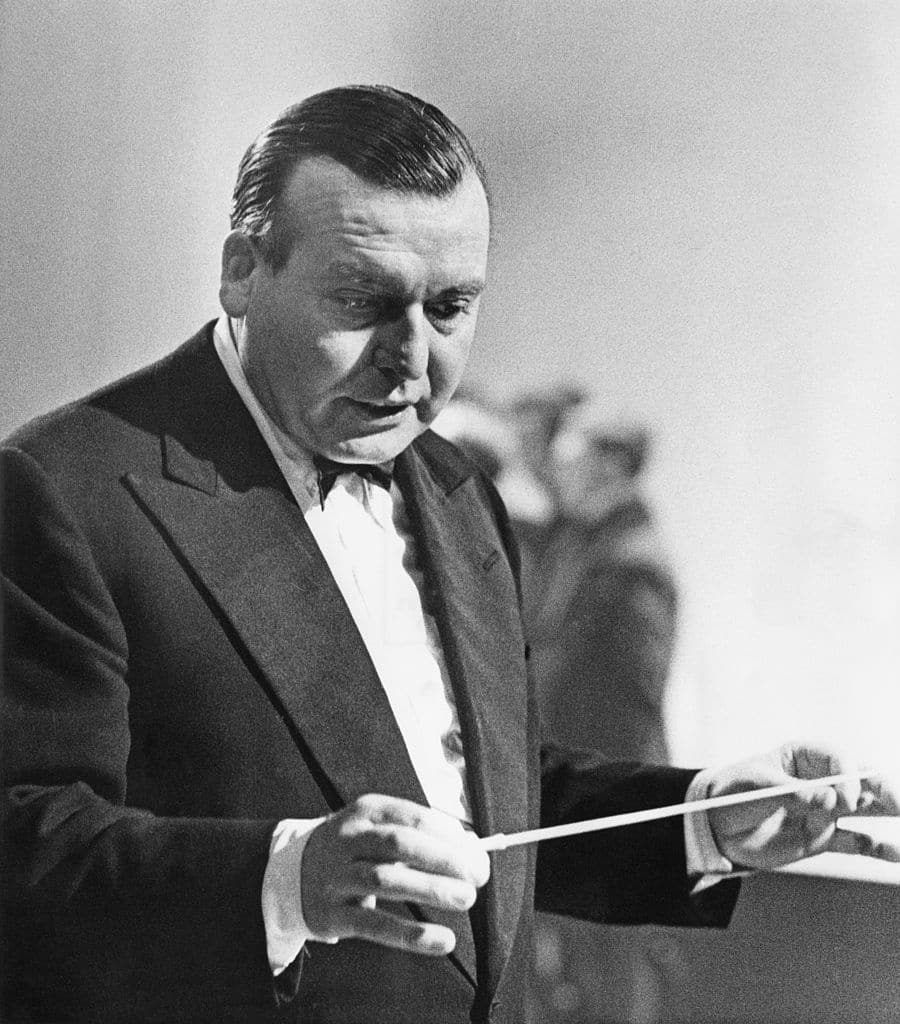 Le chef d'orchestre anglais Eric Robinson a dirigé et présenté à la BBC et a été directeur musical du Concours Eurovision de la chanson en 1960 et 1963. 