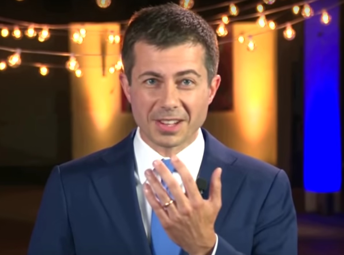 Pete Buttigieg exhibant son alliance