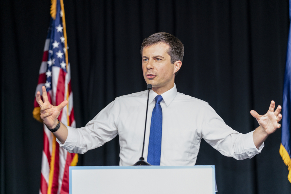 15 JUIN 2019 : l'espoir présidentiel démocrate Pete Buttigieg prend la parole au gala du Commonwealth bleu.