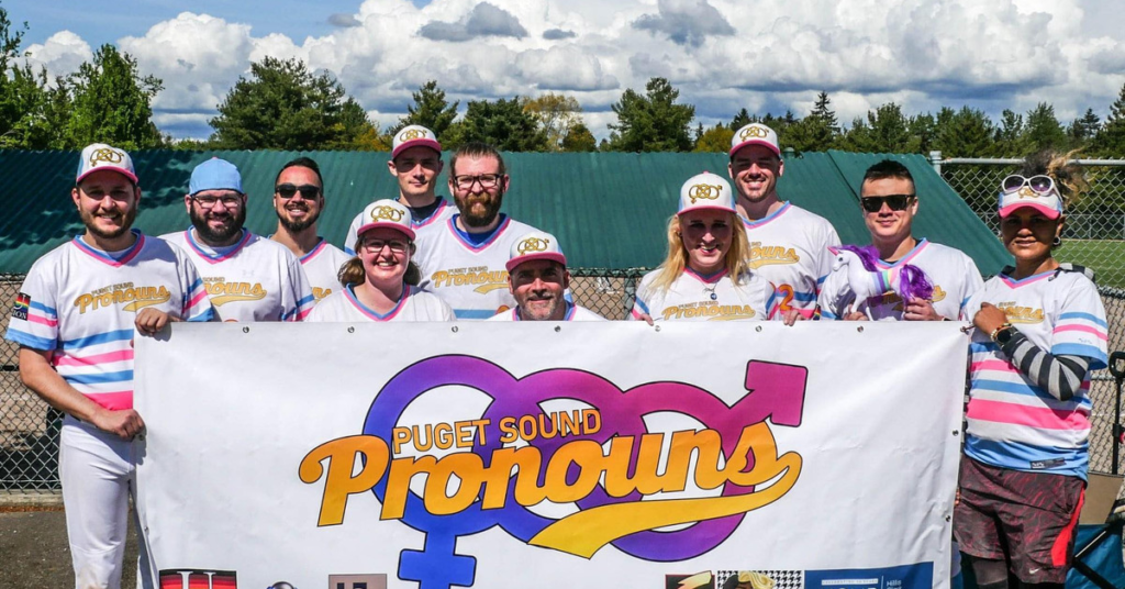 Cette équipe de softball basée à Seattle a été créée pour les joueurs trans et non binaires Cette équipe de softball basée à Seattle a été créée pour les joueurs trans et non binaires