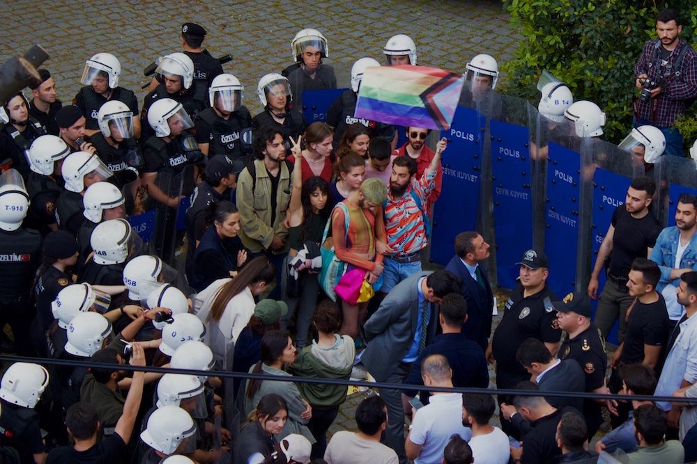 Des étudiants violemment arrêtés par la police anti-émeute lors du défilé de la fierté universitaire en Turquie Riot police form a blockade around the Pride parade at Boğaziçi University, Turkey