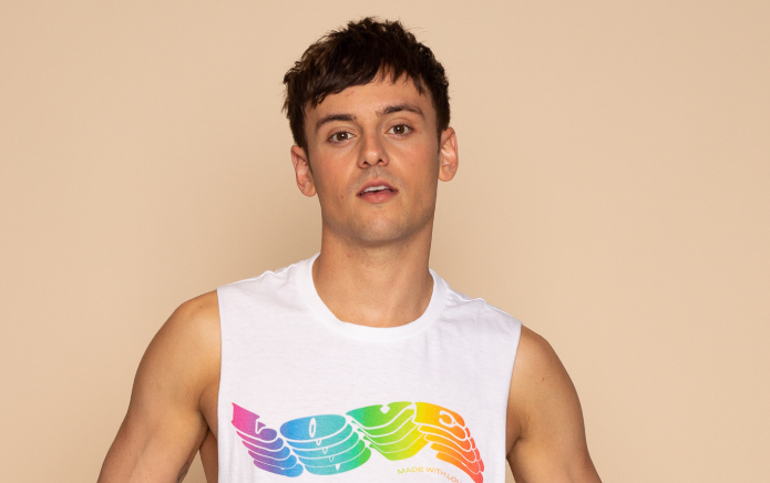 Tom Daley lance la collection Pride avec 100 % de tous les bénéfices reversés à Rainbow Railroad Tom Daley lance la collection Pride avec 100 % de tous les bénéfices reversés à Rainbow Railroad
