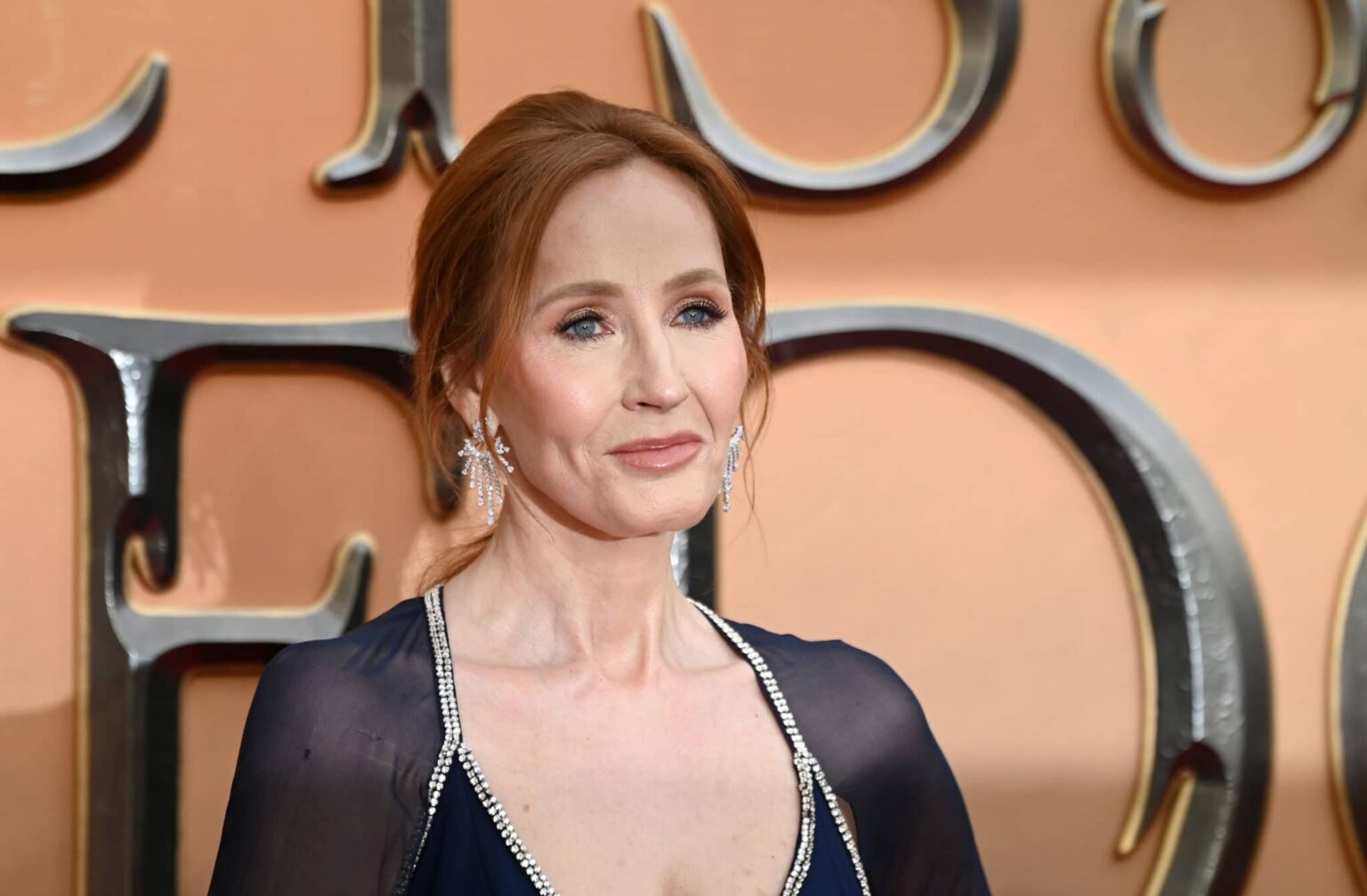 La BBC dit qu’il est « trompeur » de qualifier les vues trans de JK Rowling d' »impopulaires » JK Rowling arrives at the "Fantastic Beasts: The Secret of Dumbledore" world premiere
