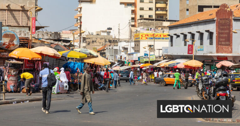 Une foule anti-gay de 100 personnes a battu un homme américain dans le sang et l'a fait défiler dans les rues