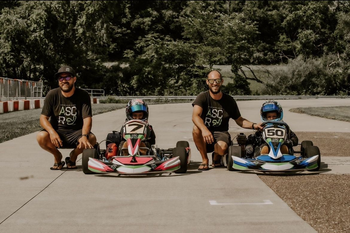 Brandon Adkins, deuxième à partir de la droite, avec son mari et ses enfants sur leur piste de course.