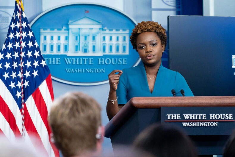 L'attachée de presse principale adjointe de la Maison Blanche, Karine Jean-Pierre, tient un point de presse le vendredi 30 juillet 2021, dans la salle de conférence de presse James S. Brady de la Maison Blanche.